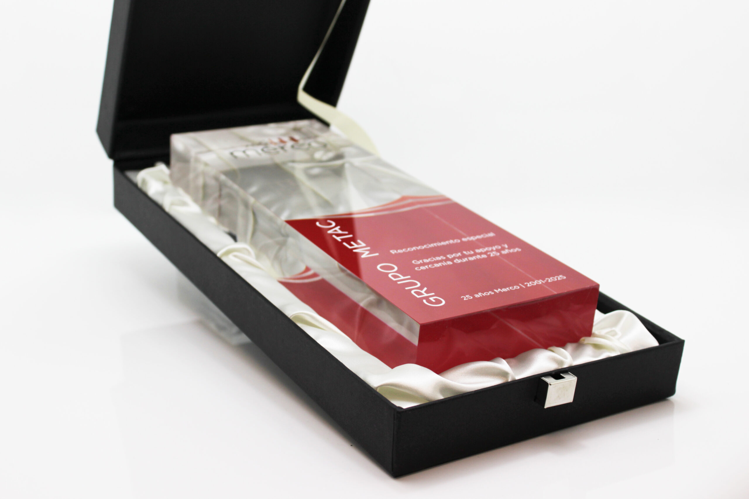 Trofeo de metacrilato con diseño personalizado y glamuroso