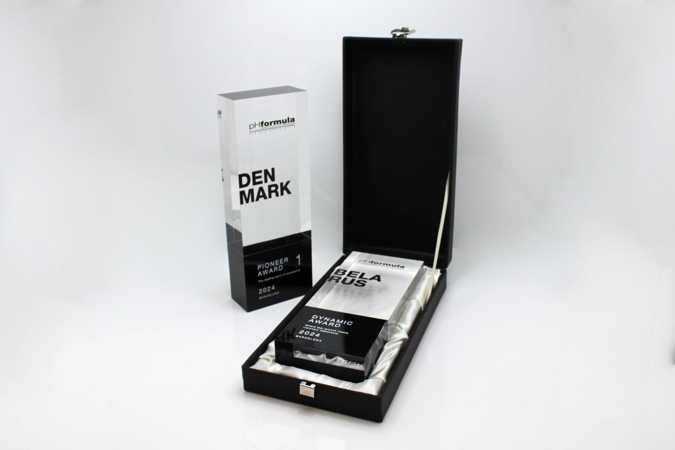 Trofeo de metacrilato con estuche de presentación a medida para evento