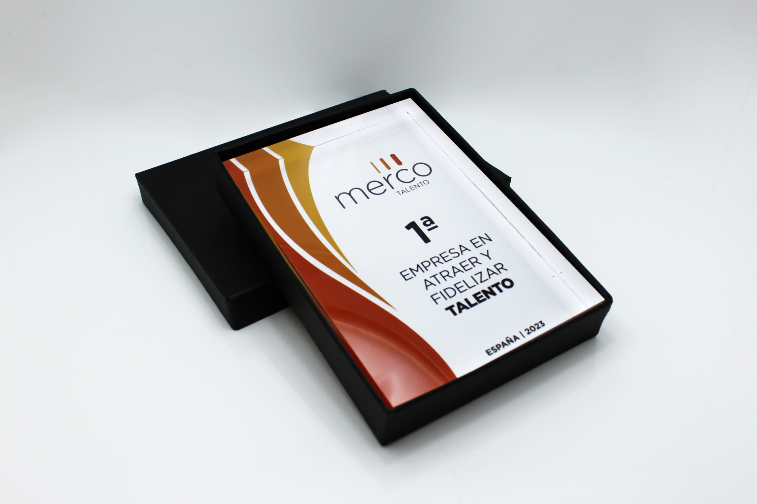 Trofeo de metacrilato para la colección MERCO, con caja de presentación a medida.