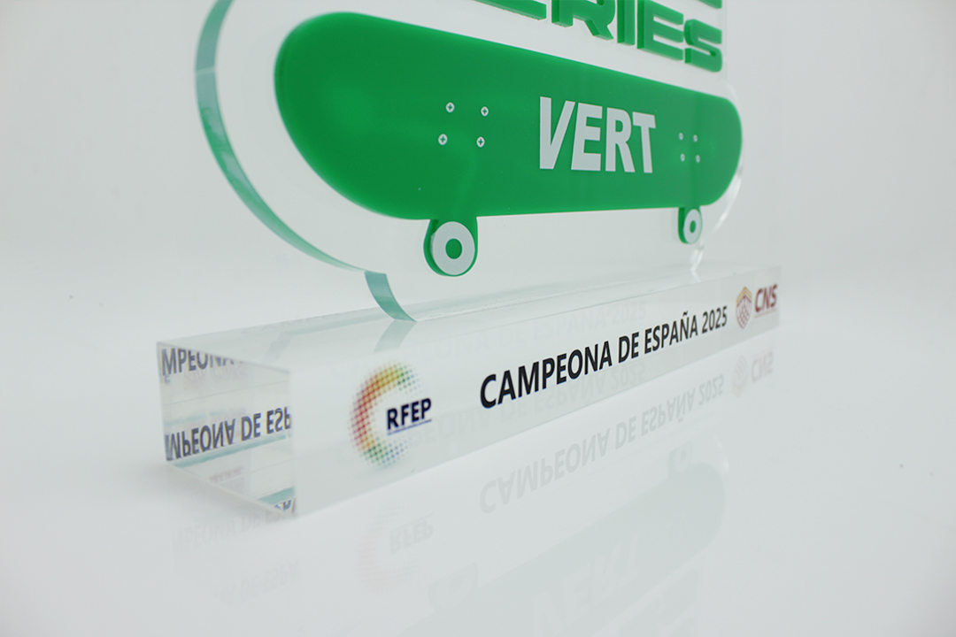 Trofeo de metacrilato detalle de la peana con texto en UVI