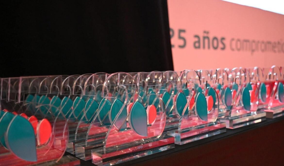gala de premios corporativos con trofeos personalizados para empresa Quiron SALUD