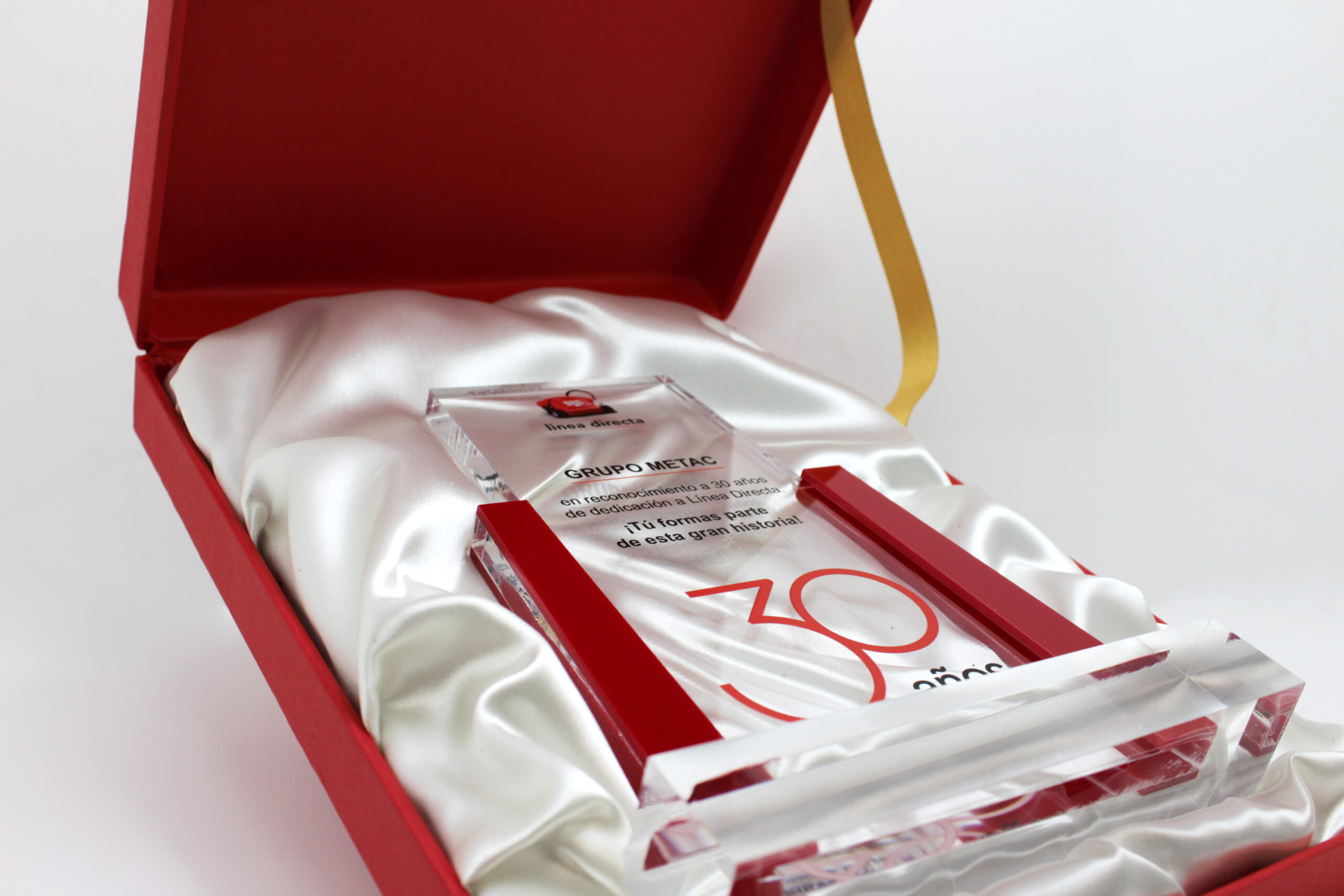 detalle trofeo metacrilato con estuche personalizado